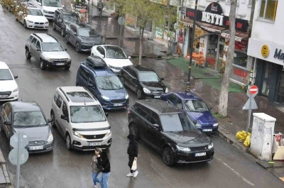 Kars b&ouml;lgenin ara&ccedil; lideri oldu: Trafikte 55 bin 774 ara&ccedil;la zirveye yerleşti
