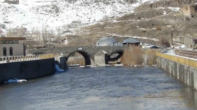 Kars &Ccedil;ayı&rsquo;nda erken bahar: Zemheri beklenirken buzlar &ccedil;&ouml;z&uuml;ld&uuml;
