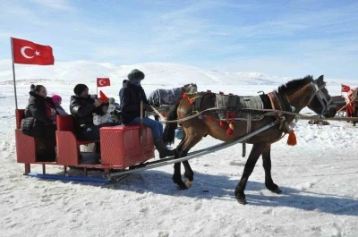 Kars &Ccedil;ıldır G&ouml;l&uuml;&rsquo;nde d&ouml;rtnala atlı kızak safarileri nefes kesiyor
