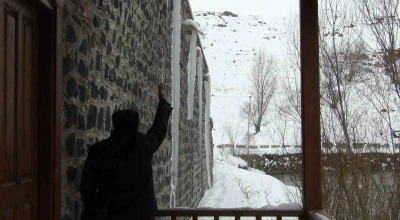 Kars eksi 15&rsquo;i g&ouml;rd&uuml;: &Ccedil;atılarda 3 metrelik buz sarkıtları oluştu
