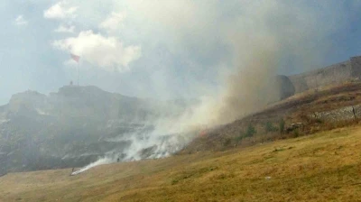 Kars Kalesi’nin eteklerinde korkutan anız yangını
