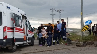 Kars&rsquo;ta 2 ara&ccedil; &ccedil;arpıştı: 3&rsquo;&uuml; &ccedil;ocuk 5 kişi yaralandı
