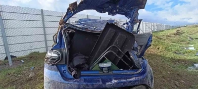 Kars&rsquo;ta 3 kardeşin bulunduğu otomobil şarampole yuvarlandı: 1 &ouml;l&uuml;, 2 yaralı
