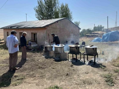 Kars’ta 78 yaşındaki düğün aşçısı 30 yıldır kazanda aşk pişiriyor
