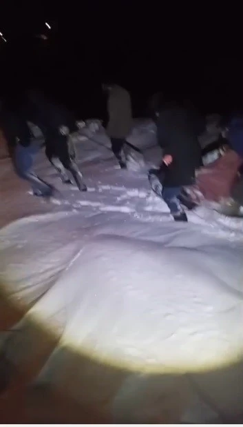 Kars&rsquo;ta 85 yaşındaki hasta leğenle taşınarak ambulansa ulaştırıldı
