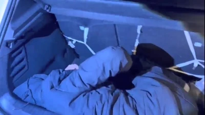 Kars&rsquo;ta ara&ccedil;ların bagajında 2 d&uuml;zensiz g&ouml;&ccedil;men yakalandı, 3 organizat&ouml;r g&ouml;zaltına alındı
