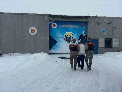Kars&rsquo;ta aranan 2 kişi jandarma ekiplerince yakalandı
