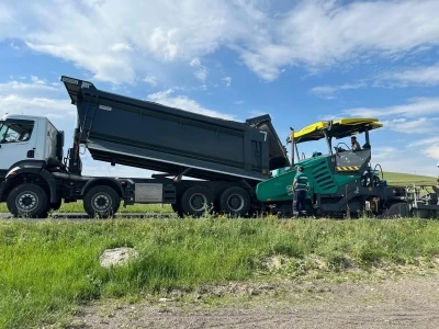 Kars&rsquo;ta asfalt seferberliği s&uuml;r&uuml;yor: Esenyayla k&ouml;y&uuml; yolu tamamlandı
