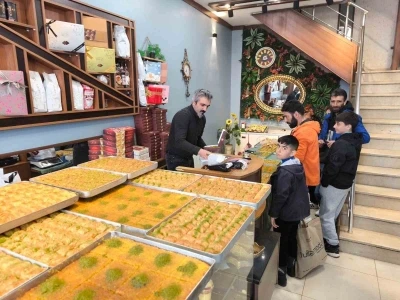 Kars&rsquo;ta bayram &ouml;ncesi tatlıcılar yoğun mesai yapıyor
