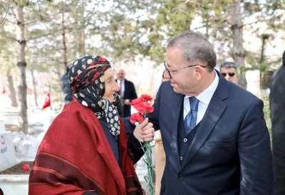 Kars&rsquo;ta bayramda şehitliğe anlamlı ziyaret
