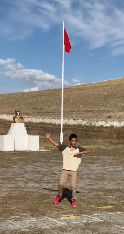Kars’ta bir öğrencinin Kafkas dansı sosyal medyada tıklanma rekorları kırdı
