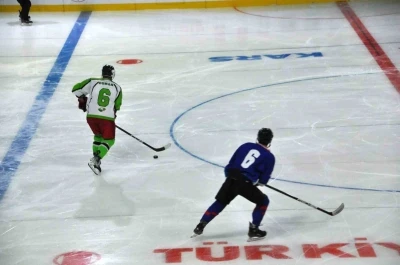 Kars’ta buz hokeyi heyecanı
