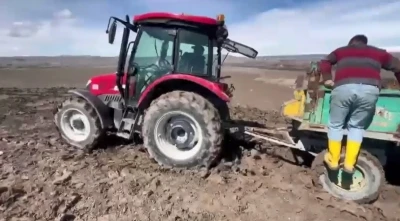 Kars&rsquo;ta &ccedil;amura saplanan trakt&ouml;rler g&uuml;&ccedil;l&uuml;kle kurtarıldı
