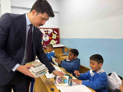 Kars&rsquo;ta eğitimde başarı ve azim vurgusu: Kaymakam Kahraman Derin&ouml;z k&ouml;y&uuml; okulunu ziyaret etti
