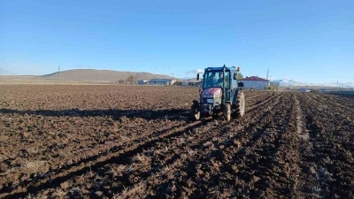 Kars&rsquo;ta ekin sezonu başladı: &Ccedil;ift&ccedil;iler tarlaya indi
