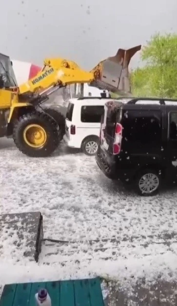 Kars&rsquo;ta fındık b&uuml;y&uuml;kl&uuml;ğ&uuml;nde dolu yağdı: Akyaka ve Arpa&ccedil;ay beyaza b&uuml;r&uuml;nd&uuml;
