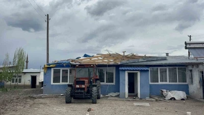Kars&rsquo;ta fırtına hayatı olumsuz etkiledi: &Ccedil;atılar u&ccedil;tu, g&uuml;neş panelleri savruldu
