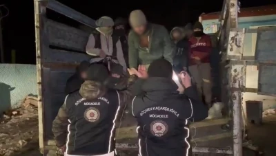 Kars&rsquo;ta g&ouml;&ccedil;men ka&ccedil;ak&ccedil;ılığı operasyonu: 19 d&uuml;zensiz g&ouml;&ccedil;men yakalandı
