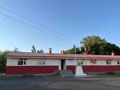 Kars’ta hayırsever iş insanı köy okulunu boyattı
