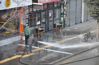 Kars&rsquo;ta kaldırımlar tazyikli suyla yıkanıyor
