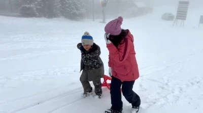 Kars’ta kar coşkusu: Çocuklar kardan adam yaptı, kızak kaydı
