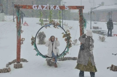 Kars&rsquo;ta kar yağışı eğlenceye d&ouml;n&uuml;şt&uuml;
