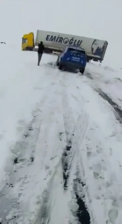 Kars&rsquo;ta kayan tır kara yolunu ulaşıma kapattı
