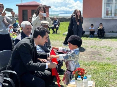 Kars&rsquo;ta k&ouml;y ilkokulunda yıl sonu coşkusu
