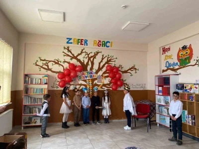 Kars&rsquo;ta k&ouml;y okulunda tiyatro coşkusu: &Ouml;ğrencilerden renkli g&ouml;steri
