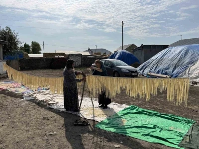 Kars’ta köylü kadınlar imece usulü erişte kesiyor
