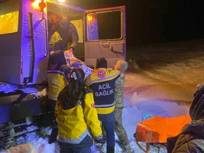 Kars&rsquo;ta Mehmet&ccedil;ik paletli kar aracıyla yaşlı hastaya ulaştı
