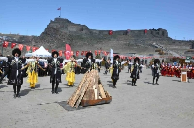 Kars&rsquo;ta Nevruz coşkusu: Ateş yakıldı, halaylar &ccedil;ekildi
