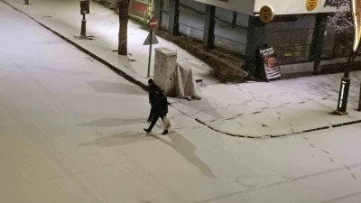 Kars&rsquo;ta Nisan s&uuml;rprizi: Şehir merkezi 5 dakikada beyaza b&uuml;r&uuml;nd&uuml;
