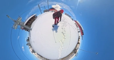 Kars&rsquo;ta nisanda kar macerası: Zirveye y&uuml;r&uuml;y&uuml;p bahar ortasında snowboard yaptılar
