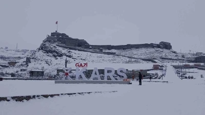Kars&rsquo;ta okullar tatil edildi, u&ccedil;ak seferleri iptal!
