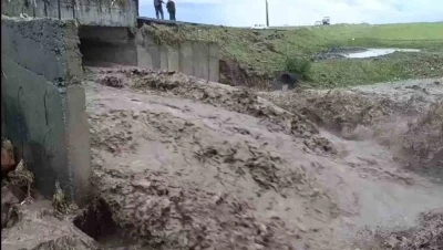 Kars&rsquo;ta sel alarmı: Şiddetli yağış k&ouml;y yolunu ulaşıma kapattı

