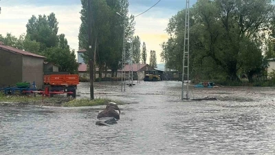 Kars&rsquo;ta selin ortasında mahsur kalan yaşlı &ccedil;ift kurtarıldı
