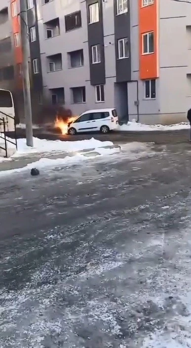 Kars&rsquo;ta seyir halindeki ara&ccedil;ta yangın paniği

