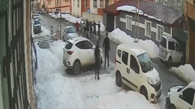 Kars&rsquo;ta silahlı sopalı kavga g&uuml;venlik kamerasında: 2 yaralı
