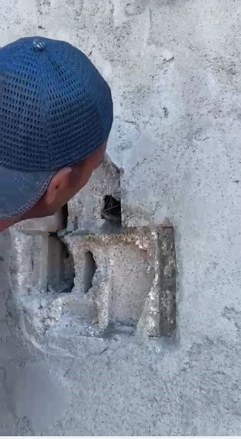Kars&rsquo;ta sıva altından gelen ses hayat kurtardı: Usta duvarı kırıp kuş yavrularını kurtardı
