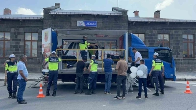 Kars&rsquo;ta takla sim&uuml;lasyonu ger&ccedil;eği aratmadı: Emniyet kemeri hayat kurtarır
