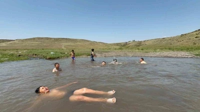 Kars’ta termometreler 34 dereceyi gördü: Çocuklar dere sularında serinledi
