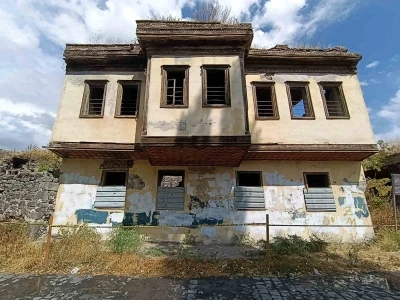 Kars’ta Tevfik Paşa Konağı gözler önünde yıkılıyor
