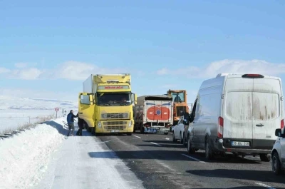 Kars&rsquo;ta tırın kaymasıyla kapanan karayolu yeniden ulaşıma a&ccedil;ıldı
