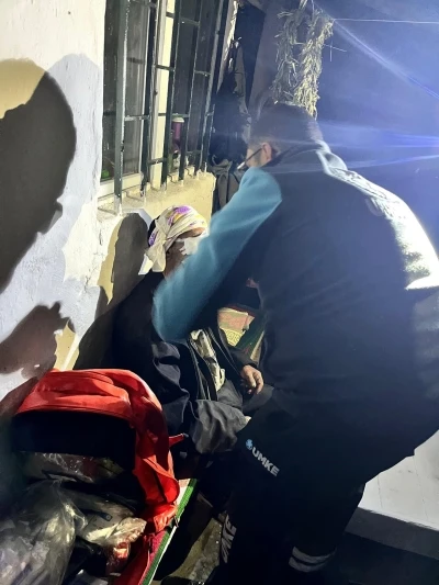 Kars&rsquo;ta UMKE zorlu araziyi aştı; Yaylada yaralanan 81 yaşındaki vatandaş kurtarıldı
