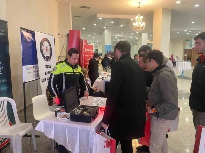 Kars&rsquo;ta &uuml;niversite &ouml;ğrencilerine trafik ara&ccedil; ve gere&ccedil;leri tanıtıldı
