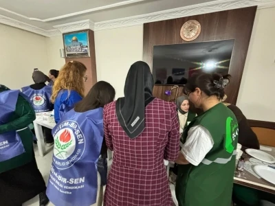 Kars&rsquo;ta Yeşilay g&ouml;n&uuml;ll&uuml;lerinden renkli at&ouml;lye etkinliği
