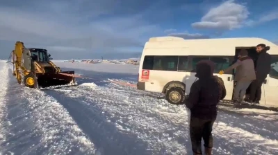 Kars&rsquo;ta yolda mahsur kalan &ouml;ğrencilerin imdadına ekipler yetişti
