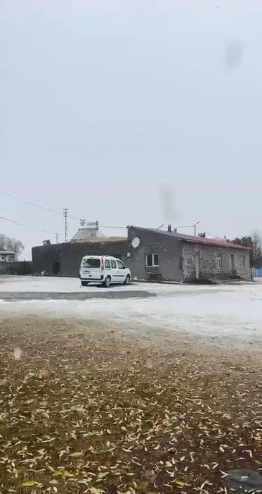 Kars’ta yüksek kesimlere kar yağdı
