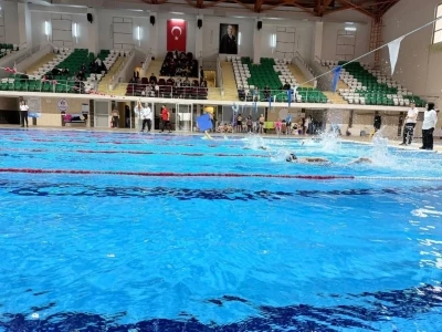 Kars&rsquo;ta y&uuml;zme ş&ouml;leni: Minik sporcular yarı final biletini aldı
